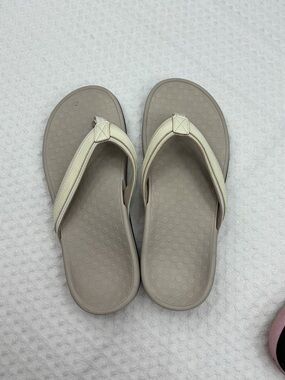 Vionic Beige Cream Thong Sandals